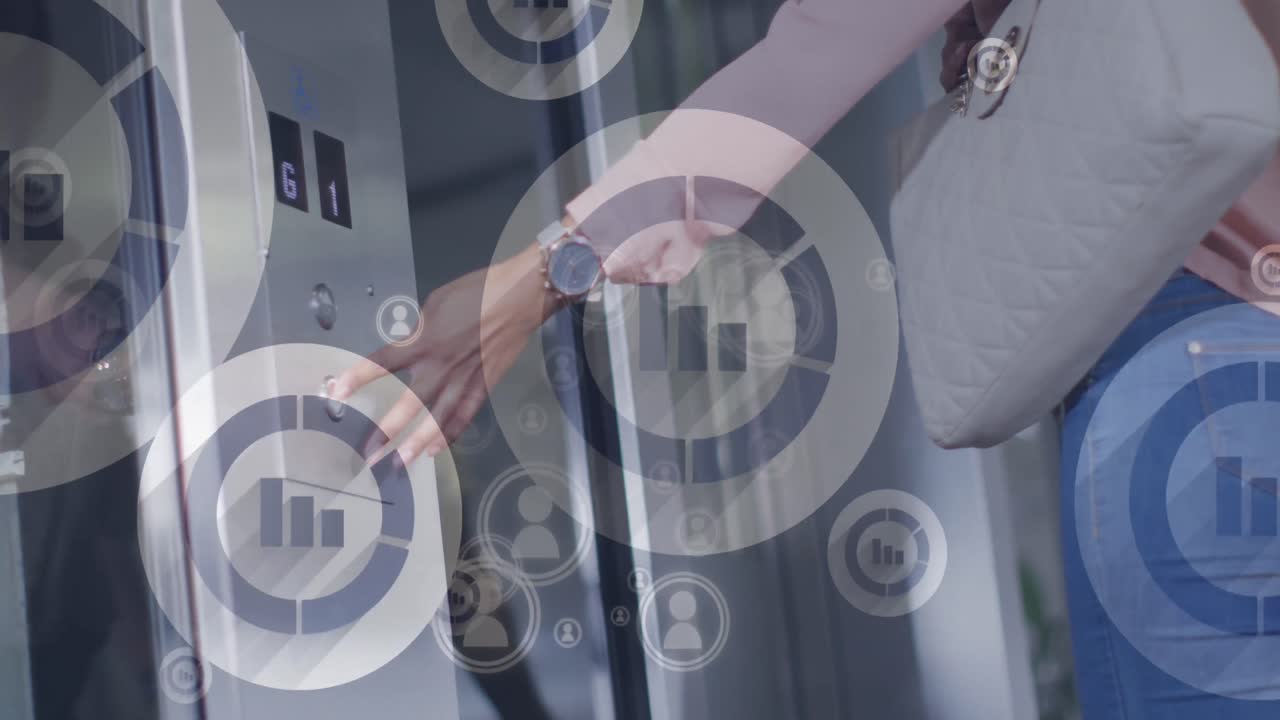 animación del procesamiento de datos financieros sobre una mujer de negocios biracial por ascensor