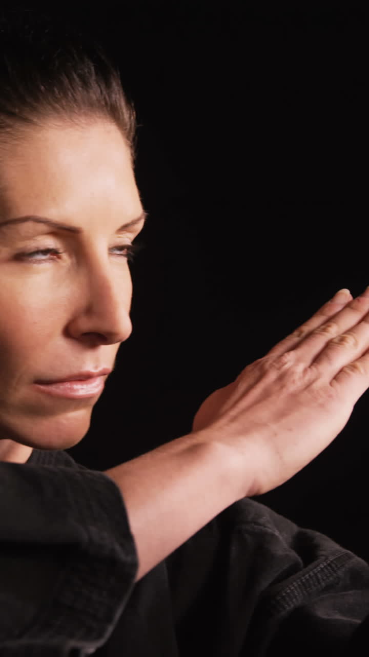 jugador de karate realizando la postura de karate