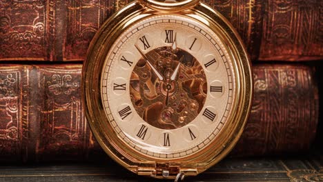 libros viejos y relojes de bolsillo antiguos