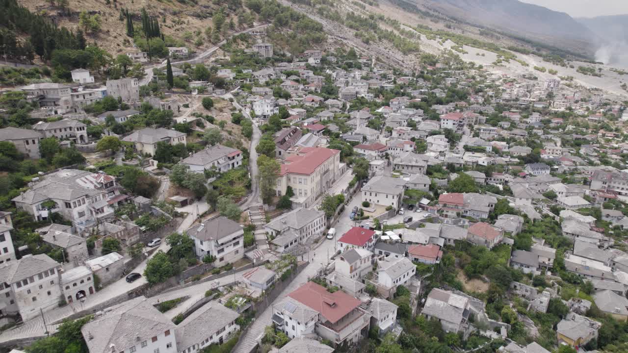 vuelo de drones sobre la ciudad del patrimonio mundial de la unesco gjirokaster, albania