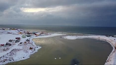 Schöne-Stadt-In-Island-Im-Verschneiten-Winter,-Eine-Stadt,-Die-Durch-Einen-Gletscherfluss-In-Zwei-Teile-Geteilt-Und-Durch-Eine-Brücke-Verbunden-Ist,-Im-Norden-Von-Island-Nahe-Der-Küste-Gelegen-Und-Mit-Der-Route-1-Von-Island-Verbunden