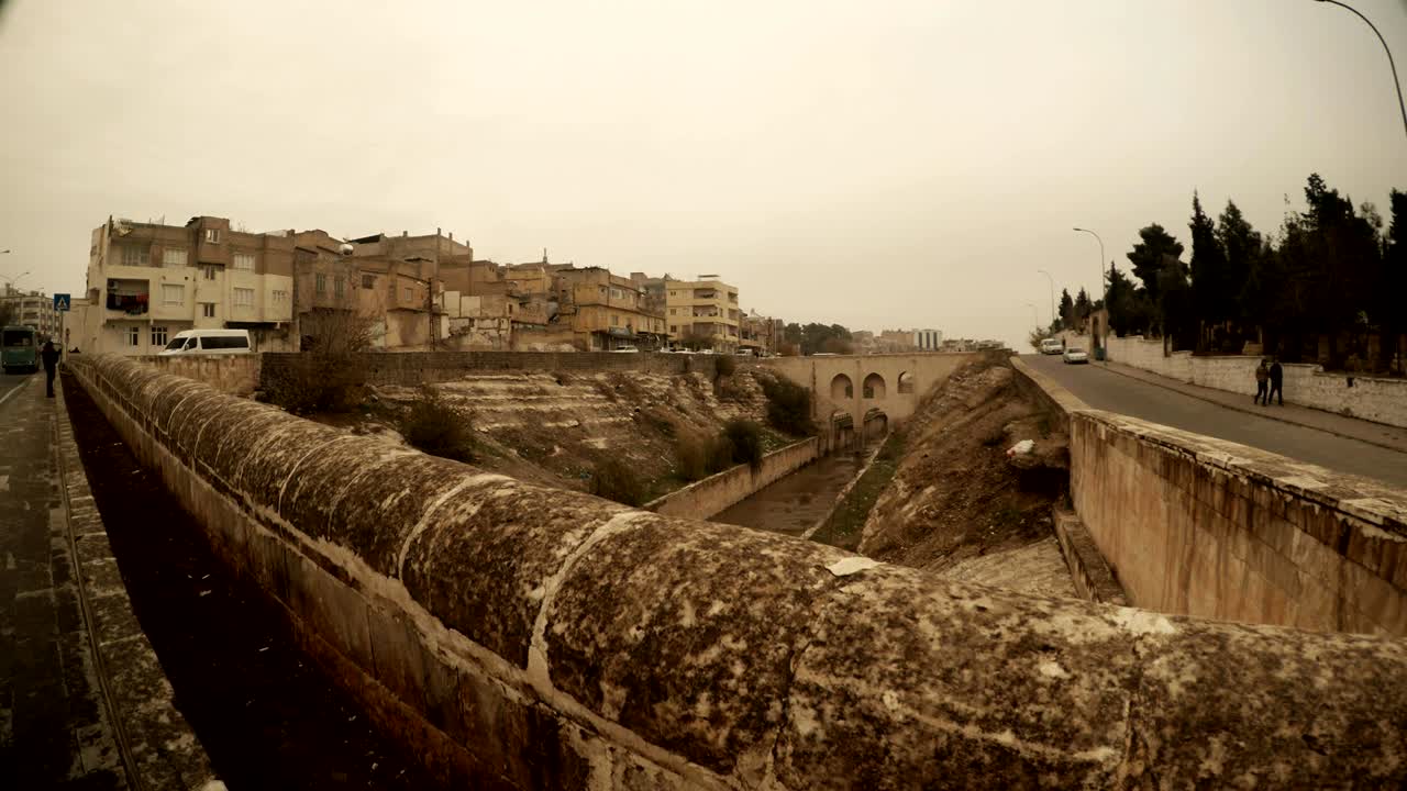 puente bajo el canal entre el área de los barrios marginales y el antiguo cementerio centro histórico de urfa
