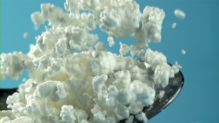 Fiocchi di Latte che Cadono su un Cucchiaio al Rallentatore