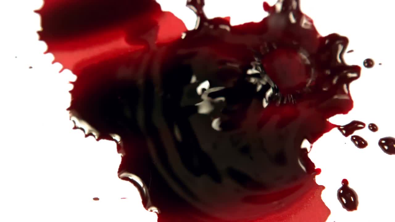 gotas de sangre en la superficie blanca