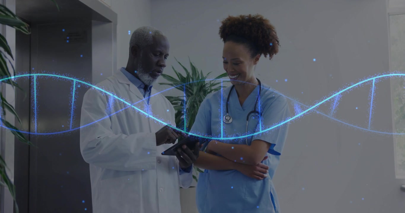 Médecin et infirmière afro-américains discutant de données sur une tablette avec une superposition d'ADN