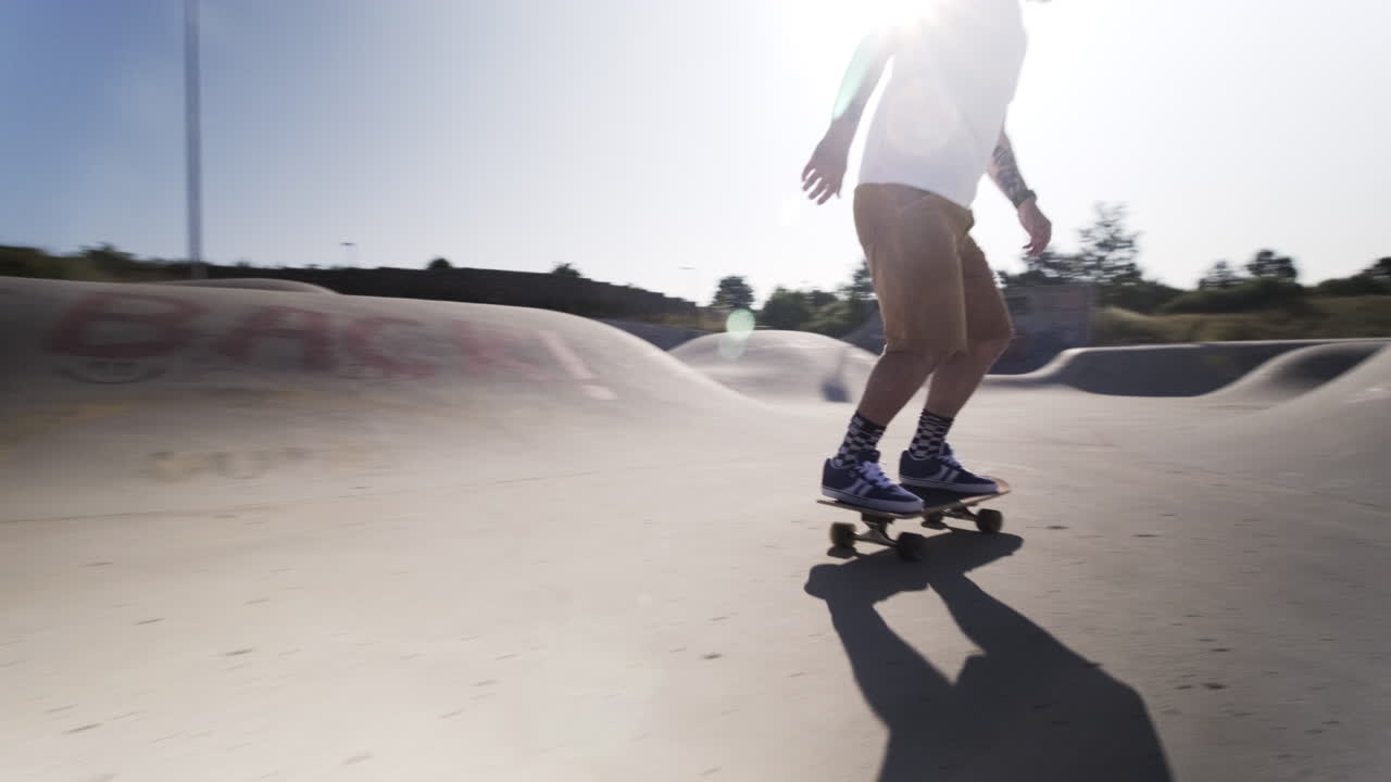 alegría de patinaje: hombre blanco viejo montando un patinaje de surf en un parque de patinaje alemán
