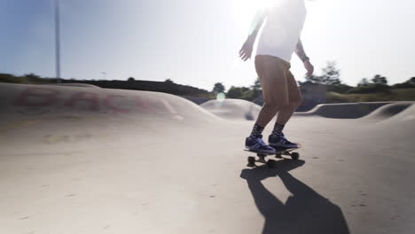 Alegría-Del-Skateboarding:-Viejo-Hombre-Blanco-Montando-Un-Skate-De-Surf-En-Un-Skate-Park-Alemán