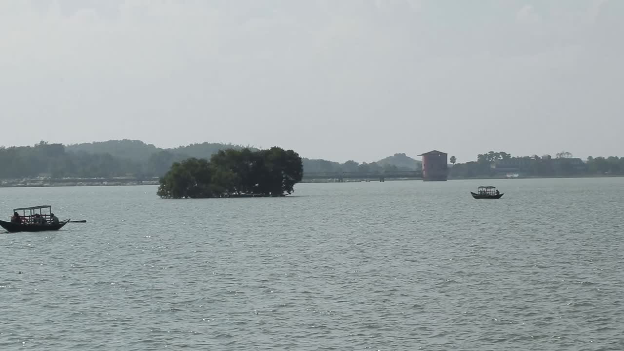 2020년 9월 27일 인도 자르칸드 단바드의 마이톤에서 보트를 노로 젓는 보트맨