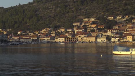 Vista-Panorámica-De-Los-Barcos-Atracados-A-Lo-Largo-De-Las-Costas-De-Vela-Luka-En-Croacia-Y-Sus-Colinas