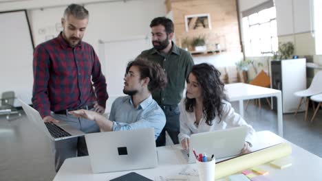 grupo de jóvenes sonrientes que comparten ideas entre sí