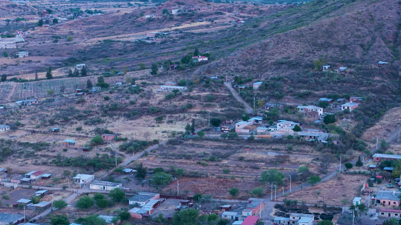 Case raggruppate alla base di una collina a Oaxaca, viste dall'alto