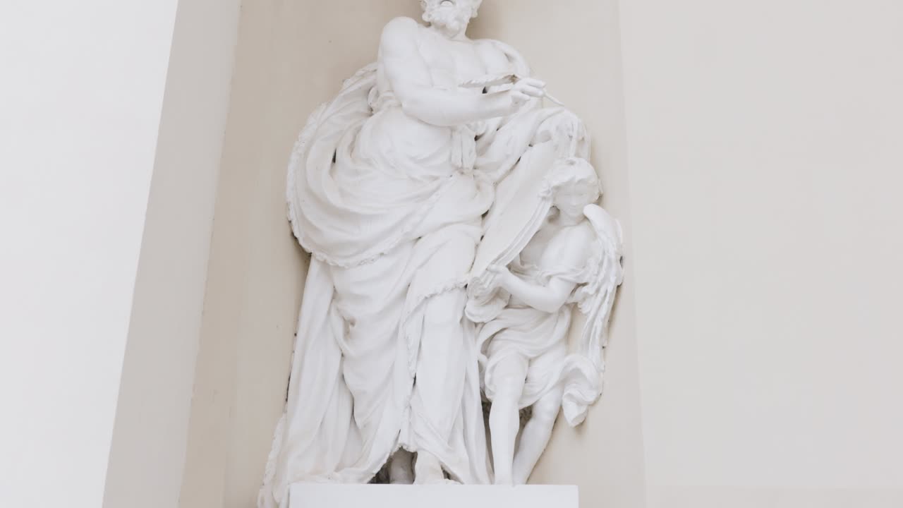 29 de mayo de 2022: partes de la basílica de la catedral en vilna, lituania, hermosas esculturas de la basílica, video en 4k