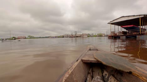 pequeñas embarcaciones que se transportan a través de un pueblo en iquitos, perú, en el río amazonas.