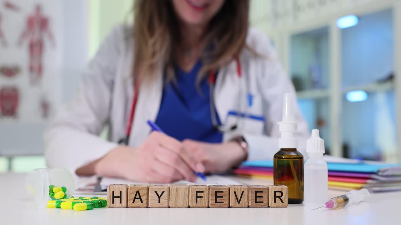 Cubetti di legno formano la frase raffreddore da fieno vicino a spray nasale e compresse
