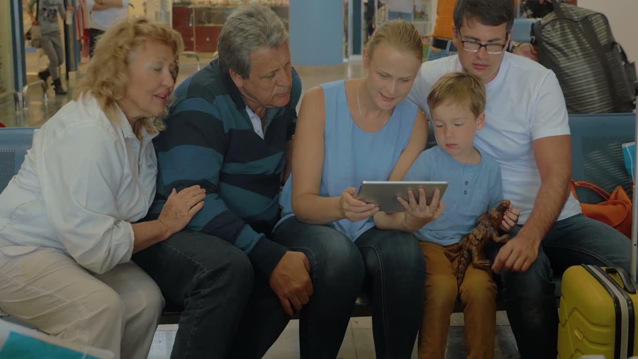 con pad di famiglia nella sala d'attesa dell'aeroporto