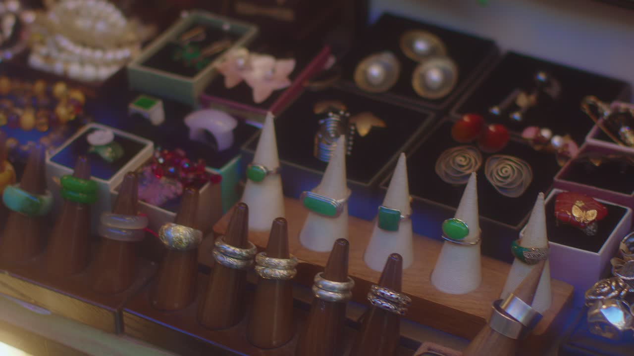 путешествия по магазинам с кольцами, браслетами и духами на полках