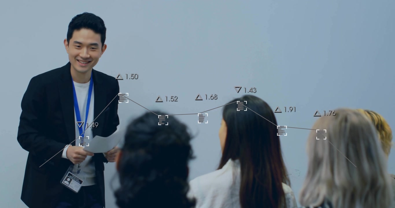 オフィスで会話する多様な同僚の背景に、データ処理と図のアニメーション。