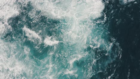 Top-view-of-giant-waves-splashing-and-foaming-in-the-ocean