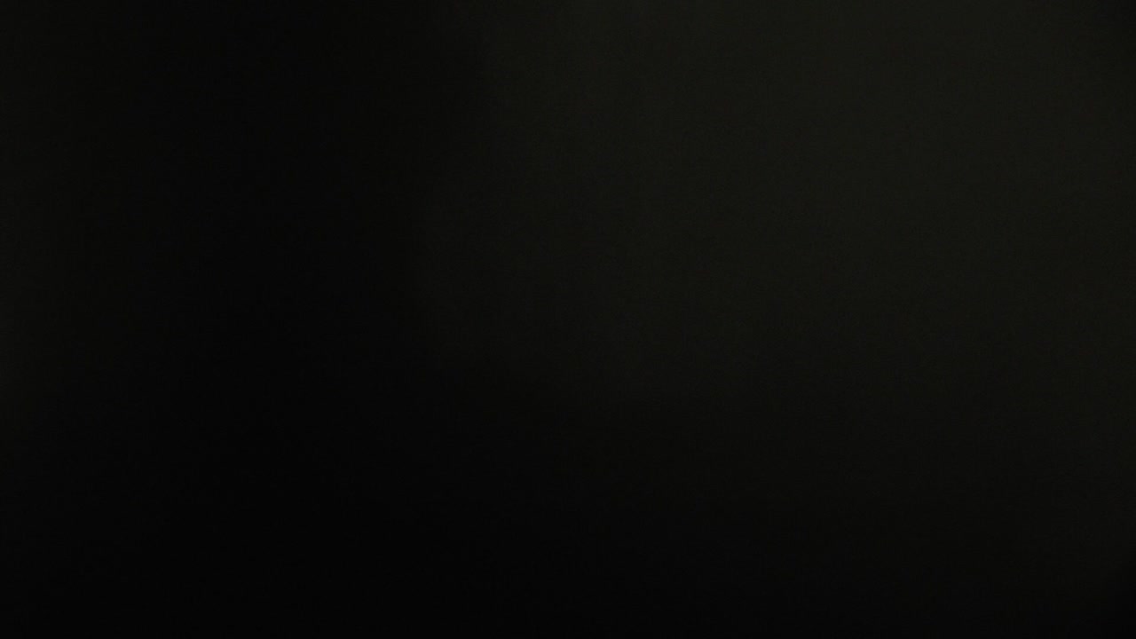 un hombre judío reza una oración matutina se cubre con un talit