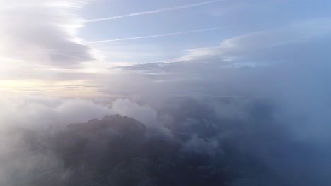 Berg-Wolke-Draufsicht-Landschaft