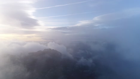 paisaje de la cima de la montaña con nubes