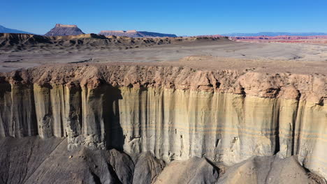 Altos-Acantilados-De-Arenisca-En-Las-Tierras-Baldías-De-Utah,-Antena-De-Drones