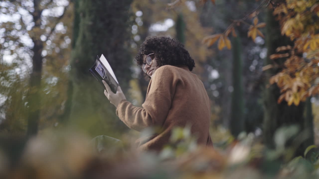 lectura terapéutica en la temporada de otoño por una chica nerd negra