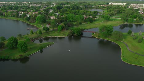 single-isolated-canoe-paddling-on-Big-Bear-Lake-from-Century-Park-in-Vernon-Hills-Illinois-USA