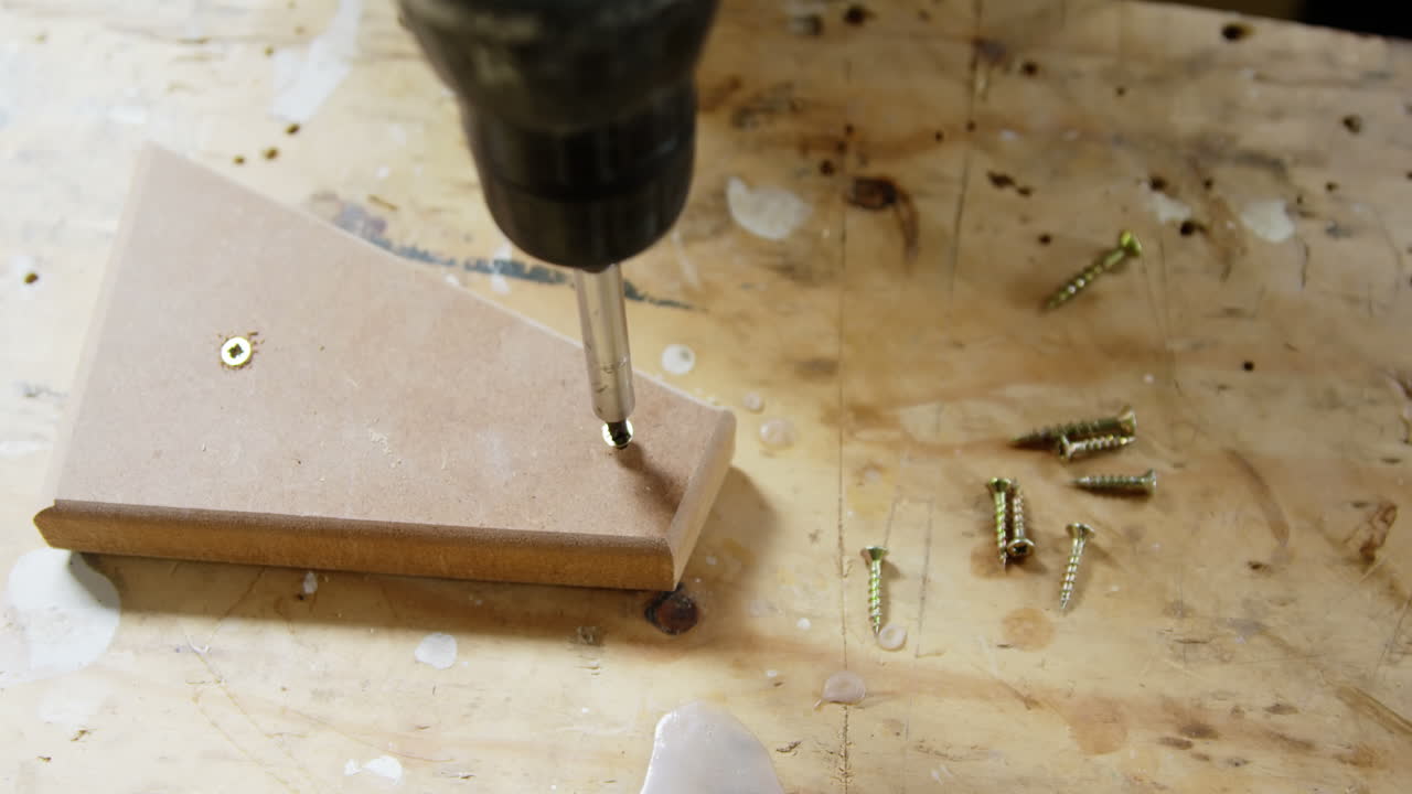 se centra en la perforación de clavos