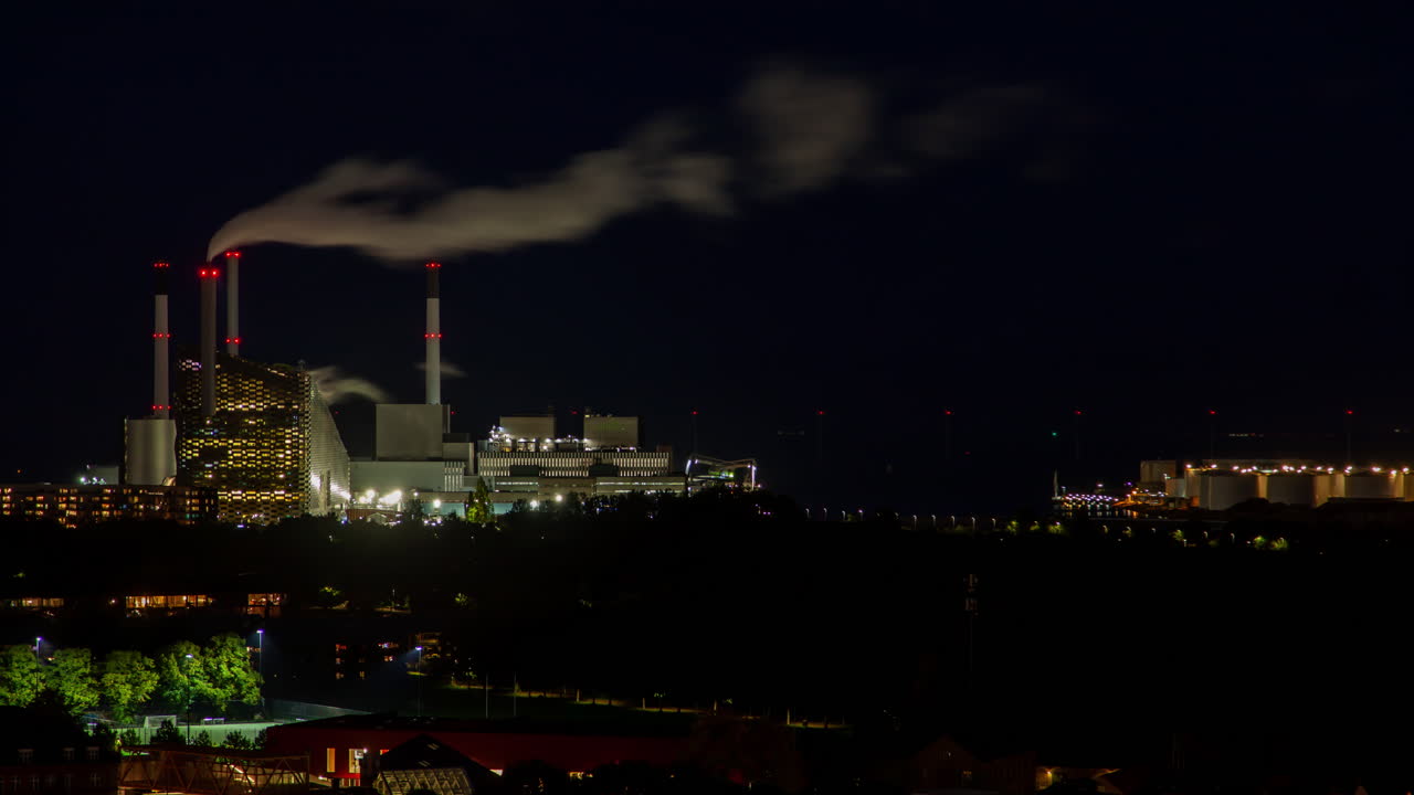 Time-lapse nocturno de la planta moderna de valorización energética de residuos de Copenhague