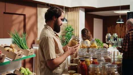 el hombre se asegura de que los productos estén libres de pesticidas