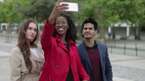 Mujeres-Y-Hombres-Haciendo-Selfie-Afuera,-Posando,-Sonriendo