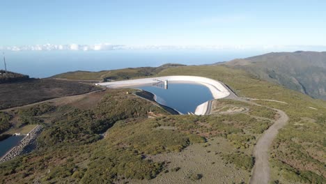 vista aérea del embalse de agua de paul da serra construido para recolectar el agua de lluvia