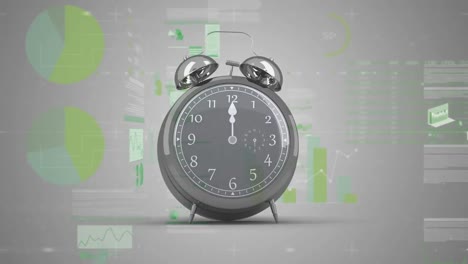 reloj de alarma haciendo tictac frente a la interfaz digital con procesamiento de datos frente a un fondo gris