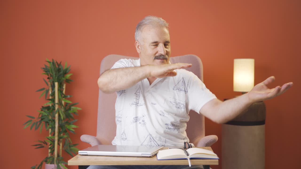 그  ⁇ 은이가 이상하게 춤을 추고 있어요.