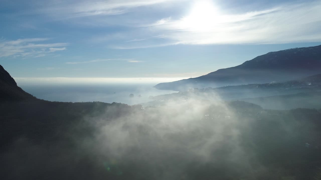 안개가 가득한 해안 산의 풍경