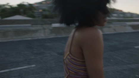 Mujer-Bailando-Atractiva-Bailarina-Callejera-Hispana-En-La-Ciudad-Realizando-Movimientos-Contemporáneos-De-Hip-Hop-Disfrutando-De-La-Expresión-De-Danza-Moderna-Al-Atardecer-De-Cerca