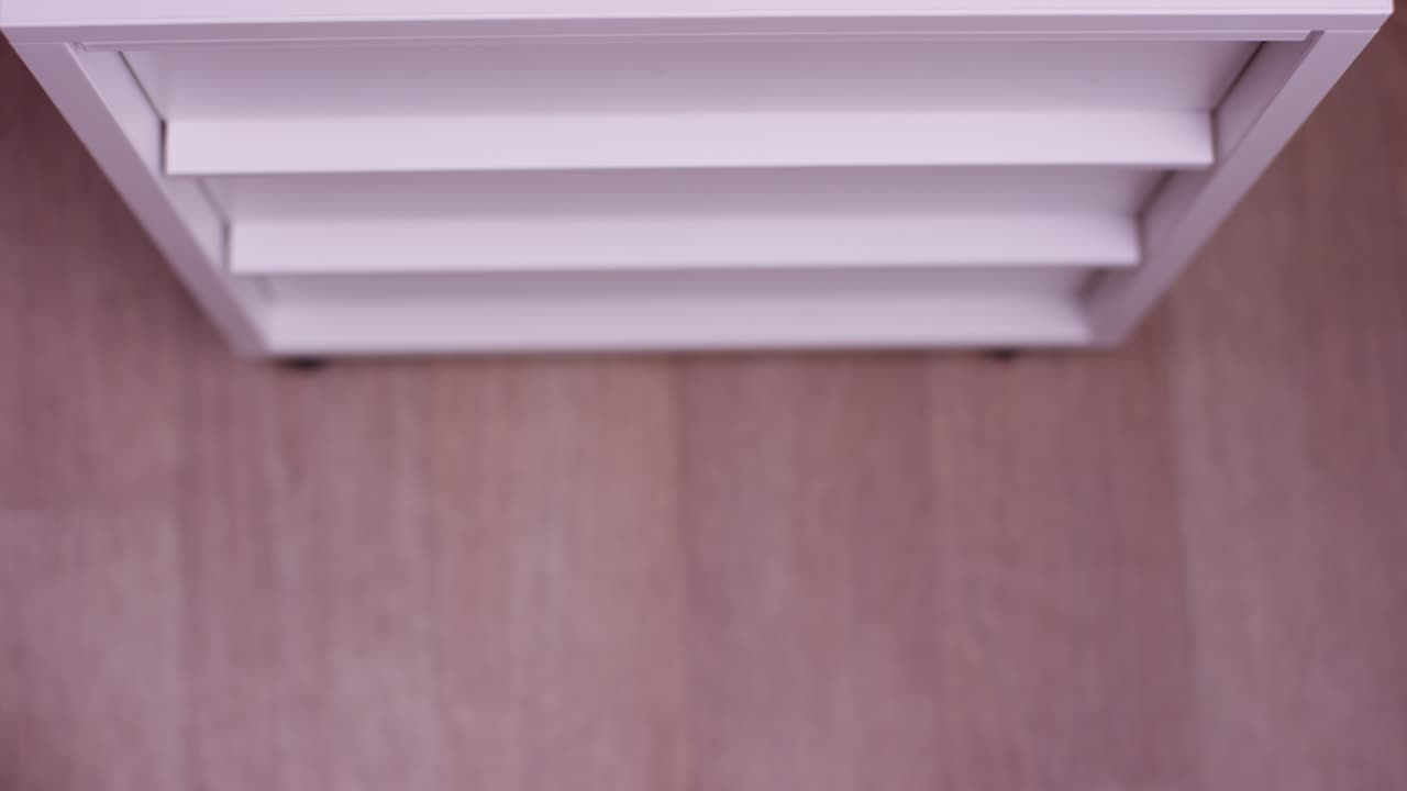 camisa de botones azul claro doblada en el cajón