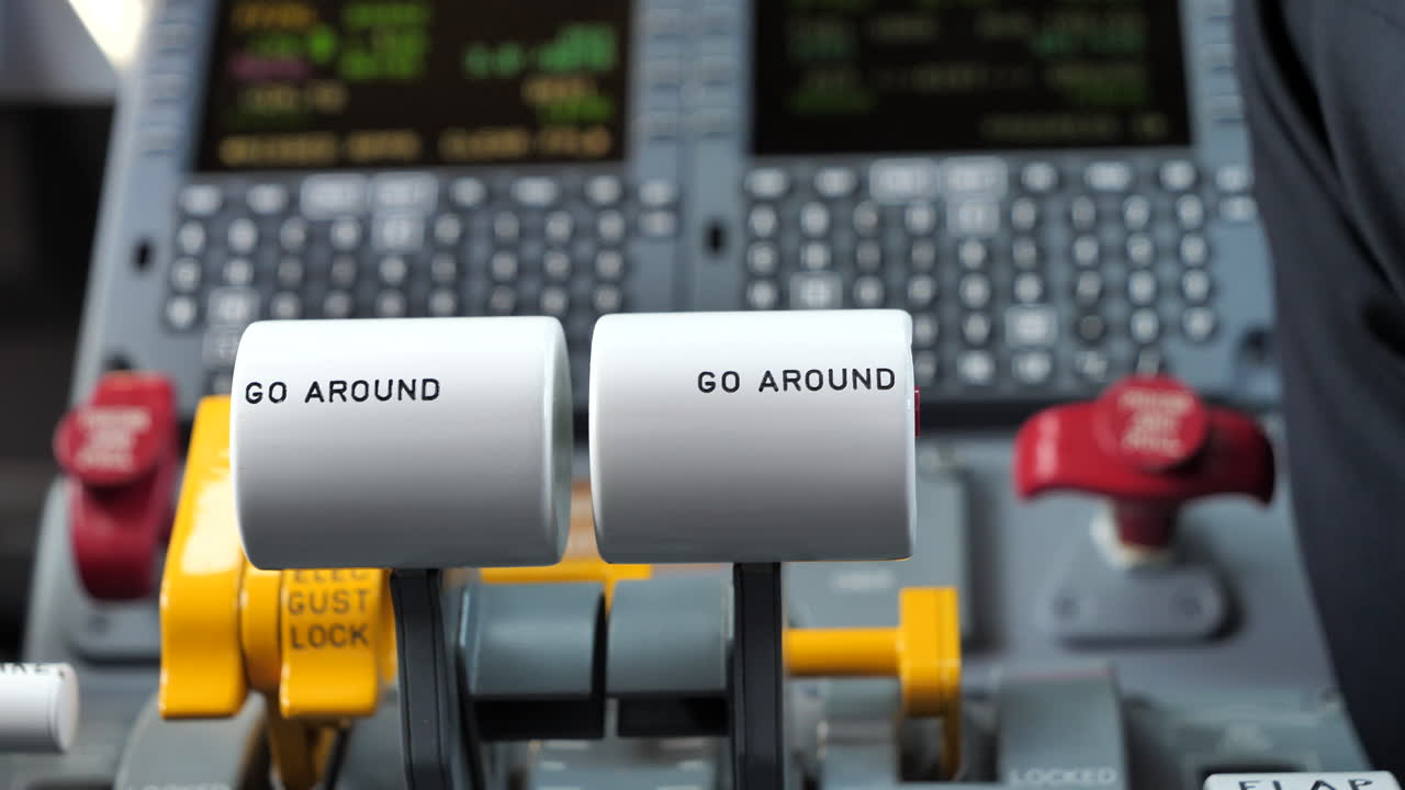 der pilot legt während des rollens die hand auf den gashebel des flugzeugs