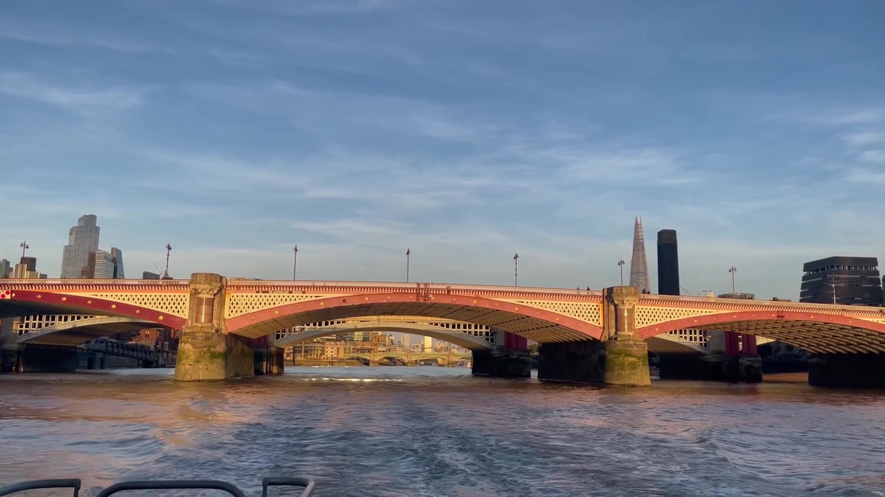 Buer over, både eldgamle og sterke, hvisker om historie, seiler videre.