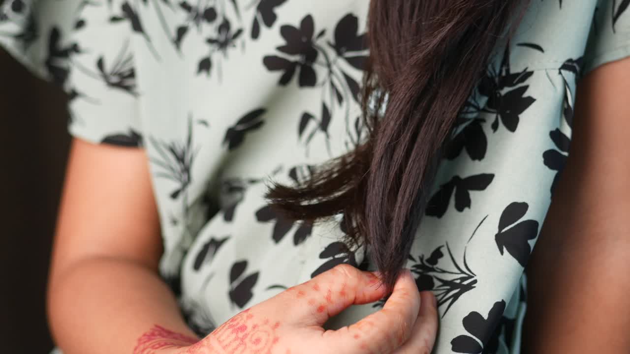 niño con henna y vestido floral