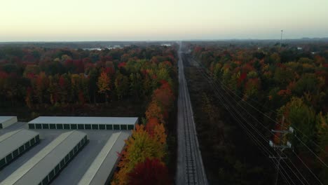 Colores-De-Otoño-En-Un-Camino-Ferroviario-Temprano-En-La-Mañana