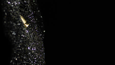 vista vertical de los cartuchos de parabelo de 9 mm caen y se hunden en la pólvora