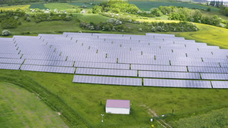 Filas-De-Paneles-Solares-Y-Un-Pequeño-Cobertizo-De-Control-En-Un-Campo-De-Hierba,Chequia