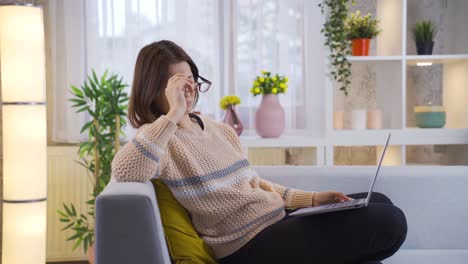 mujer joven freelancing desde casa trabaja muy duro y cuidadosamente.