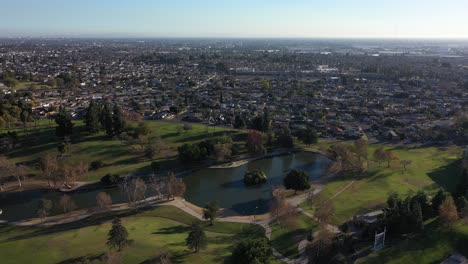 Panning-left-on-the-La-Mirada-Lake