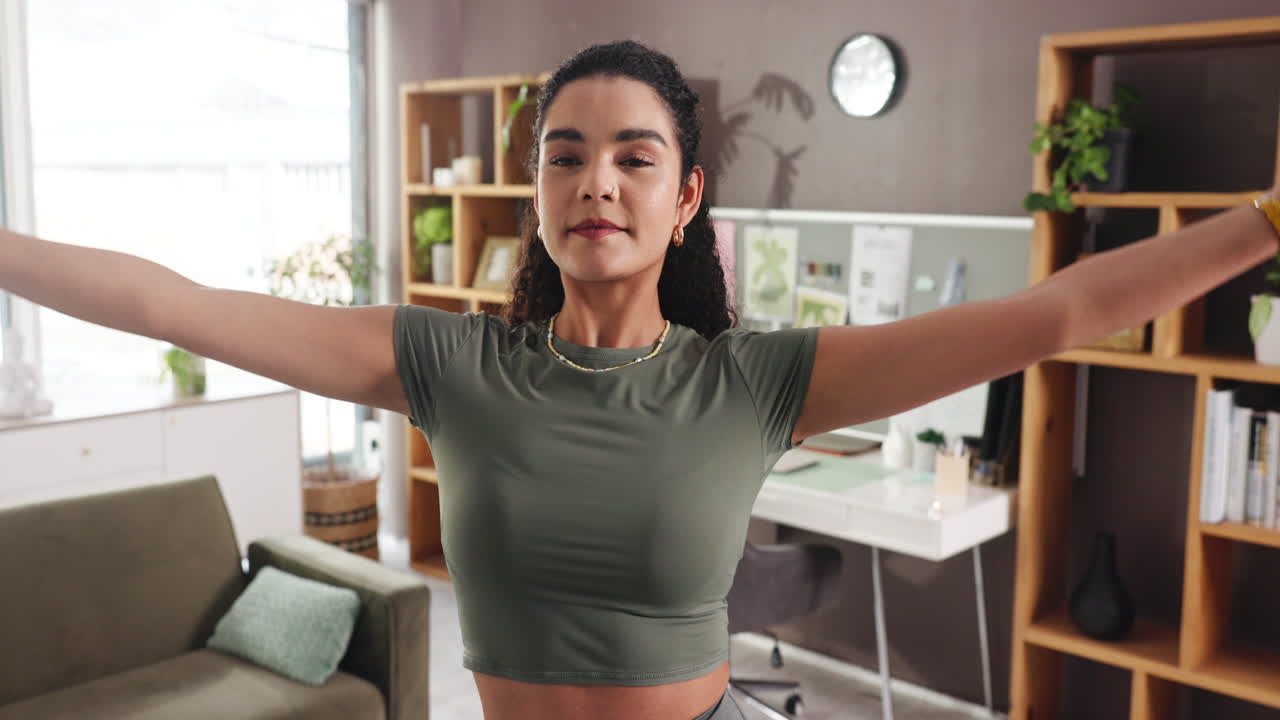 mujer practicando yoga en casa