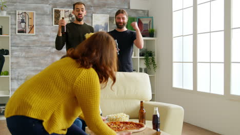 Mujer-Joven-Llegando-Con-Pizza-A-La-Casa-De-Sus-Amigos.