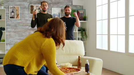una mujer joven llegando con pizza a la casa de su amiga.