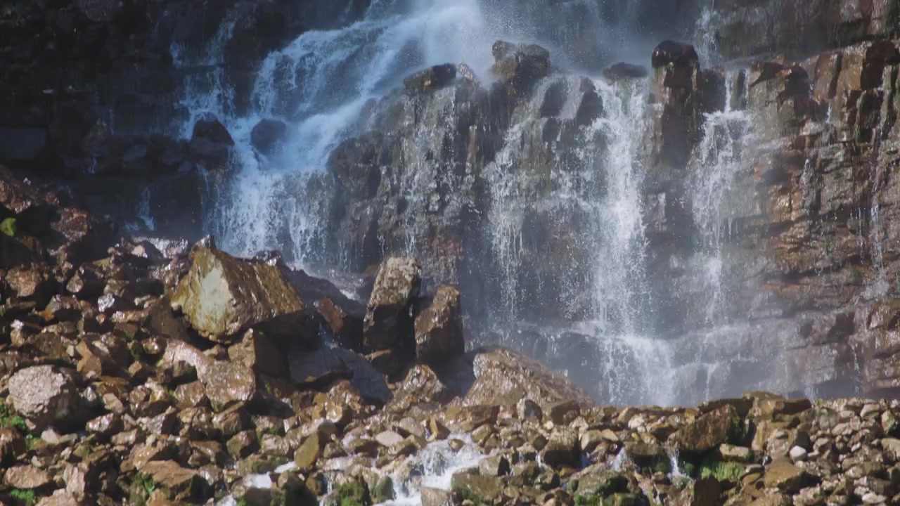 Cascata che si infrange su un cumulo di rocce